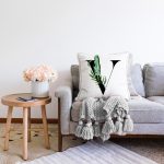 - Sonil-K9480-Gorsel2 - Realhomes Beyaz Zemin Yaprak Motifli Siyah V Harfi Özel Tasarım Dijital Baskılı Raşel Kadife Yastık Kırlent Kılıfı Realhomes