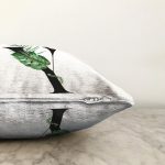 Beyaz Zemin Yaprak Motifli Siyah Y Harfi Özel Tasarım Dijital Baskılı Raşel Kadife Yastık Kırlent Kılıfı Realhomes