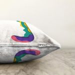 Beyaz Zemin Renkli J Harfli Özel Tasarım Dijital Baskılı Raşel Kadife Yastık Kırlent Kılıfı Realhomes