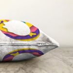 - Sonil-K9512-Gorsel3 - Realhomes Beyaz Zemin Renkli O Harfli Özel Tasarım Dijital Baskılı Raşel Kadife Yastık Kırlent Kılıfı Realhomes