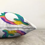 - Sonil-K9515-Gorsel3 - Realhomes Beyaz Zemin Renkli Q Harfli Özel Tasarım Dijital Baskılı Raşel Kadife Yastık Kırlent Kılıfı Realhomes