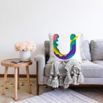 - Sonil-K9520-Gorsel2 - Realhomes Beyaz Zemin Renkli U Harfli Özel Tasarım Dijital Baskılı Raşel Kadife Yastık Kırlent Kılıfı Realhomes