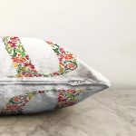 Beyaz Zemin Yaprak Temalı D Harfi Özel Tasarım Dijital Baskılı Raşel Kadife Yastık Kırlent Kılıfı Realhomes