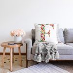 Beyaz Zemin Yaprak Temalı F Harfi Özel Tasarım Dijital Baskılı Raşel Kadife Yastık Kırlent Kılıfı Realhomes