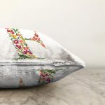 Beyaz Zemin Yaprak Temalı F Harfi Özel Tasarım Dijital Baskılı Raşel Kadife Yastık Kırlent Kılıfı Realhomes