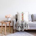 Beyaz Zemin Yaprak Temalı İ Harfi Özel Tasarım Dijital Baskılı Raşel Kadife Yastık Kırlent Kılıfı Realhomes