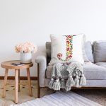 Beyaz Zemin Yaprak Temalı J Harfi Özel Tasarım Dijital Baskılı Raşel Kadife Yastık Kırlent Kılıfı Realhomes