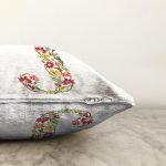 Beyaz Zemin Yaprak Temalı J Harfi Özel Tasarım Dijital Baskılı Raşel Kadife Yastık Kırlent Kılıfı Realhomes