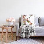 Beyaz Zemin Yaprak Temalı K Harfi Özel Tasarım Dijital Baskılı Raşel Kadife Yastık Kırlent Kılıfı Realhomes