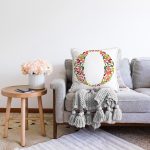 Beyaz Zemin Yaprak Temalı O Harfi Özel Tasarım Dijital Baskılı Raşel Kadife Yastık Kırlent Kılıfı Realhomes