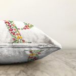 Beyaz Zemin Yaprak Temalı P Harfi Özel Tasarım Dijital Baskılı Raşel Kadife Yastık Kırlent Kılıfı Realhomes