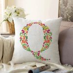 Beyaz Zemin Yaprak Temalı Q Harfi Özel Tasarım Dijital Baskılı Raşel Kadife Yastık Kırlent Kılıfı Realhomes