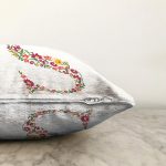 Beyaz Zemin Yaprak Temalı S Harfi Özel Tasarım Dijital Baskılı Raşel Kadife Yastık Kırlent Kılıfı Realhomes