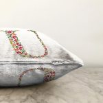 - Sonil-K9553-Gorsel3 - Realhomes Beyaz Zemin Yaprak Temalı Ü Harfi Özel Tasarım Dijital Baskılı Raşel Kadife Yastık Kırlent Kılıfı Realhomes