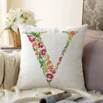 Beyaz Zemin Yaprak Temalı V Harfi Özel Tasarım Dijital Baskılı Raşel Kadife Yastık Kırlent Kılıfı Realhomes