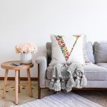 Beyaz Zemin Yaprak Temalı V Harfi Özel Tasarım Dijital Baskılı Raşel Kadife Yastık Kırlent Kılıfı Realhomes