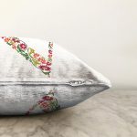 Beyaz Zemin Yaprak Temalı V Harfi Özel Tasarım Dijital Baskılı Raşel Kadife Yastık Kırlent Kılıfı Realhomes