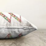 Beyaz Zemin Yaprak Temalı W Harfi Özel Tasarım Dijital Baskılı Raşel Kadife Yastık Kırlent Kılıfı Realhomes