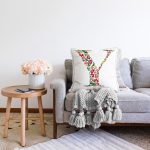- Sonil-K9556-Gorsel2 - Realhomes Beyaz Zemin Yaprak Temalı Y Harfi Özel Tasarım Dijital Baskılı Raşel Kadife Yastık Kırlent Kılıfı Realhomes