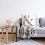 Beyaz Zemin Yaprak Temalı & Harfi Özel Tasarım Dijital Baskılı Raşel Kadife Yastık Kırlent Kılıfı Realhomes