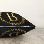 Siyah Zemin Gold Yaprak Çerçeveli B Harfi Özel Tasarım Dijital Baskılı Raşel Kadife Yastık Kırlent Kılıfı Realhomes