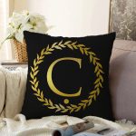 Siyah Zemin Gold Yaprak Çerçeveli Ç Harfi Özel Tasarım Dijital Baskılı Raşel Kadife Yastık Kırlent Kılıfı Realhomes