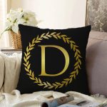 Siyah Zemin Gold Yaprak Çerçeveli D Harfi Özel Tasarım Dijital Baskılı Raşel Kadife Yastık Kırlent Kılıfı Realhomes