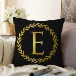 Siyah Zemin Gold Yaprak Çerçeveli E Harfi Özel Tasarım Dijital Baskılı Raşel Kadife Yastık Kırlent Kılıfı Realhomes