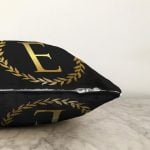 Siyah Zemin Gold Yaprak Çerçeveli E Harfi Özel Tasarım Dijital Baskılı Raşel Kadife Yastık Kırlent Kılıfı Realhomes