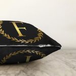 - Sonil-K9565-Gorsel3 - Realhomes Siyah Zemin Gold Yaprak Çerçeveli F Harfi Özel Tasarım Dijital Baskılı Raşel Kadife Yastık Kırlent Kılıfı Realhomes