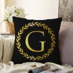 - Sonil-K9566-Gorsel1 - Realhomes Siyah Zemin Gold Yaprak Çerçeveli G Harfi Özel Tasarım Dijital Baskılı Raşel Kadife Yastık Kırlent Kılıfı Realhomes