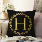 Siyah Zemin Gold Yaprak Çerçeveli H Harfi Özel Tasarım Dijital Baskılı Raşel Kadife Yastık Kırlent Kılıfı Realhomes