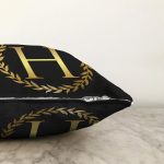 Siyah Zemin Gold Yaprak Çerçeveli H Harfi Özel Tasarım Dijital Baskılı Raşel Kadife Yastık Kırlent Kılıfı Realhomes