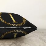 Siyah Zemin Gold Yaprak Çerçeveli İ Harfi Özel Tasarım Dijital Baskılı Raşel Kadife Yastık Kırlent Kılıfı Realhomes