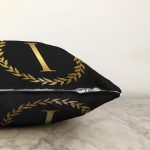 Siyah Zemin Gold Yaprak Çerçeveli I Harfi Özel Tasarım Dijital Baskılı Raşel Kadife Yastık Kırlent Kılıfı Realhomes