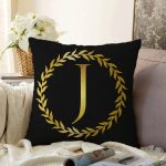 Siyah Zemin Gold Yaprak Çerçeveli J Harfi Özel Tasarım Dijital Baskılı Raşel Kadife Yastık Kırlent Kılıfı Realhomes
