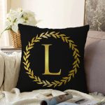 Siyah Zemin Gold Yaprak Çerçeveli L Harfi Özel Tasarım Dijital Baskılı Raşel Kadife Yastık Kırlent Kılıfı Realhomes