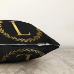 Siyah Zemin Gold Yaprak Çerçeveli L Harfi Özel Tasarım Dijital Baskılı Raşel Kadife Yastık Kırlent Kılıfı Realhomes