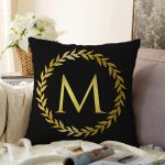 Siyah Zemin Gold Yaprak Çerçeveli M Harfi Özel Tasarım Dijital Baskılı Raşel Kadife Yastık Kırlent Kılıfı Realhomes