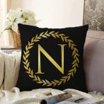 Siyah Zemin Gold Yaprak Çerçeveli N Harfi Özel Tasarım Dijital Baskılı Raşel Kadife Yastık Kırlent Kılıfı Realhomes