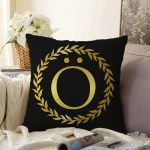 Siyah Zemin Gold Yaprak Çerçeveli Ö Harfi Özel Tasarım Dijital Baskılı Raşel Kadife Yastık Kırlent Kılıfı Realhomes