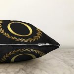 Siyah Zemin Gold Yaprak Çerçeveli Ö Harfi Özel Tasarım Dijital Baskılı Raşel Kadife Yastık Kırlent Kılıfı Realhomes