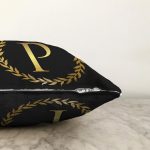 Siyah Zemin Gold Yaprak Çerçeveli P Harfi Özel Tasarım Dijital Baskılı Raşel Kadife Yastık Kırlent Kılıfı Realhomes