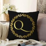 Siyah Zemin Gold Yaprak Çerçeveli Q Harfi Özel Tasarım Dijital Baskılı Raşel Kadife Yastık Kırlent Kılıfı Realhomes