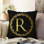 - Sonil-K9579-Gorsel1 - Realhomes Siyah Zemin Gold Yaprak Çerçeveli R Harfi Özel Tasarım Dijital Baskılı Raşel Kadife Yastık Kırlent Kılıfı Realhomes
