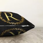 - Sonil-K9579-Gorsel3 - Realhomes Siyah Zemin Gold Yaprak Çerçeveli R Harfi Özel Tasarım Dijital Baskılı Raşel Kadife Yastık Kırlent Kılıfı Realhomes