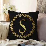 Siyah Zemin Gold Yaprak Çerçeveli Ş Harfi Özel Tasarım Dijital Baskılı Raşel Kadife Yastık Kırlent Kılıfı Realhomes