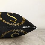 Siyah Zemin Gold Yaprak Çerçeveli Ş Harfi Özel Tasarım Dijital Baskılı Raşel Kadife Yastık Kırlent Kılıfı Realhomes