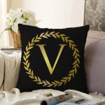 - Sonil-K9585-Gorsel1 - Realhomes Siyah Zemin Gold Yaprak Çerçeveli V Harfi Özel Tasarım Dijital Baskılı Raşel Kadife Yastık Kırlent Kılıfı Realhomes