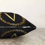 - Sonil-K9585-Gorsel3 - Realhomes Siyah Zemin Gold Yaprak Çerçeveli V Harfi Özel Tasarım Dijital Baskılı Raşel Kadife Yastık Kırlent Kılıfı Realhomes